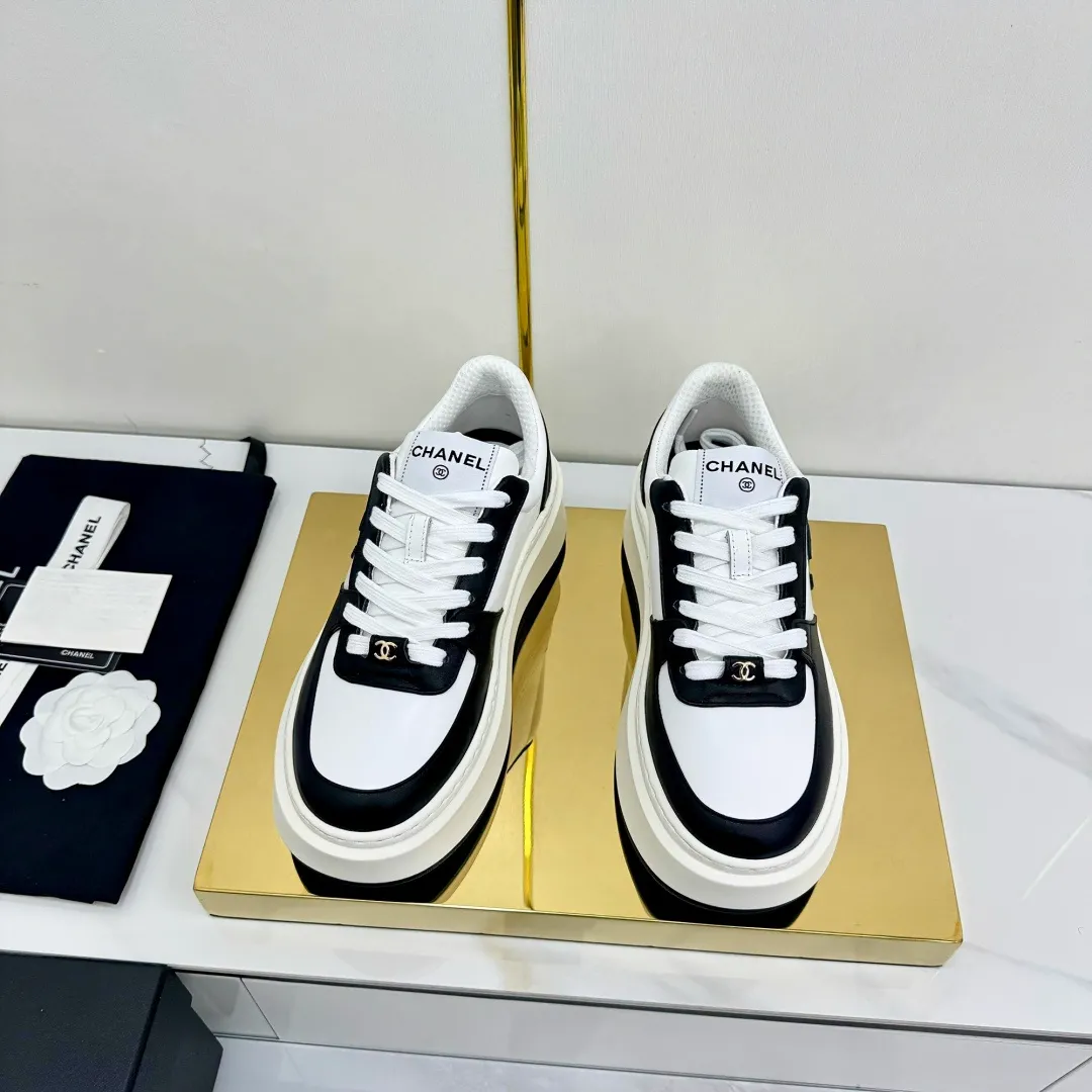 👟👟Ex-factory price 600👟👟 Upgraded version, upgraded version, upgraded version! No rebuttal accepted! ! ! ! Chanel Chanel panda shoes! 2025 counter's top casual sports shoes. This classic design; the upper is electro-embroidered with a variety of techniques; the outsole is fashionable and sporty; the unusual inclusion of a variety of color matching elements... The diversified mix and match is very good-looking and versatile, and can be used for leisure, fashion, sports, and outdoor... ꫛꫀꪝ Go➫ Materials: ❶Upper made of: original imported first-layer silk cowhide + original waterproof cloth + original first-layer cowhide ❷Inner lining: Original Yangli+Net ❸Outsole based on: Original TPU combination outsole Counter boutique packaging complete set for women 35–41 👉 👉 👉 👉 👉